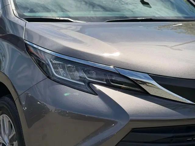 2022 Toyota Sienna LE