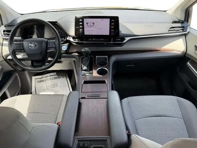2022 Toyota Sienna LE