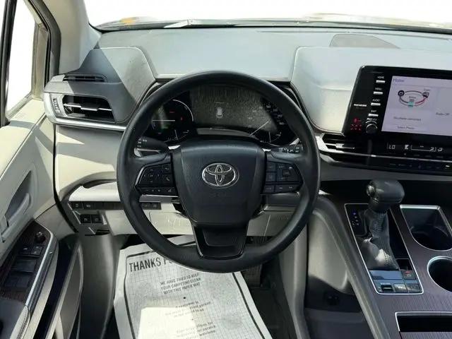 2022 Toyota Sienna LE