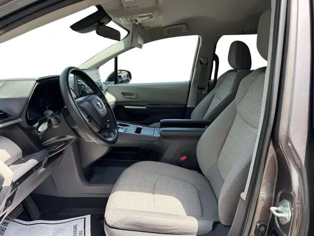 2022 Toyota Sienna LE