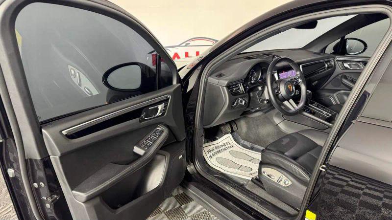 2023 Porsche Macan Base