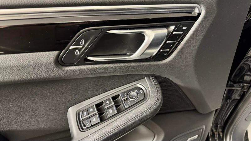 2023 Porsche Macan Base