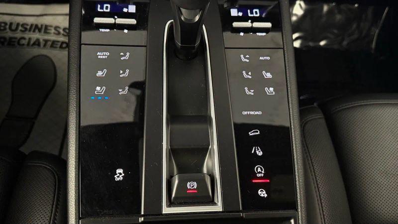 2023 Porsche Macan Base