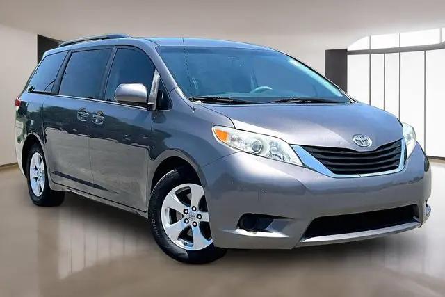 2013 Toyota Sienna LE V6 8 Passenger