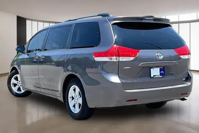 2013 Toyota Sienna LE V6 8 Passenger