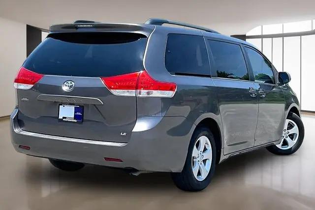 2013 Toyota Sienna LE V6 8 Passenger