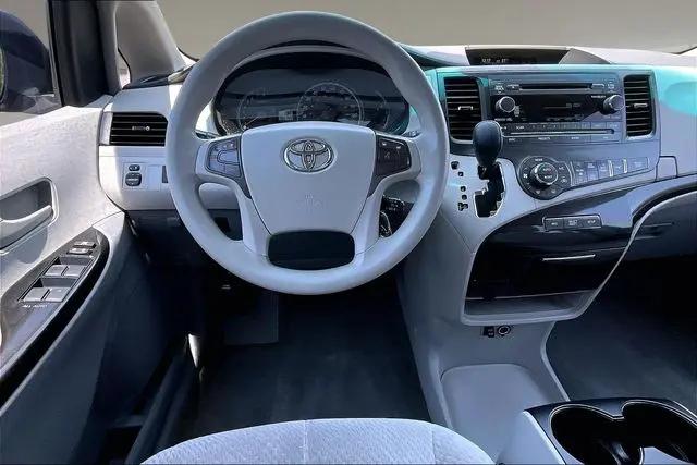 2013 Toyota Sienna LE V6 8 Passenger