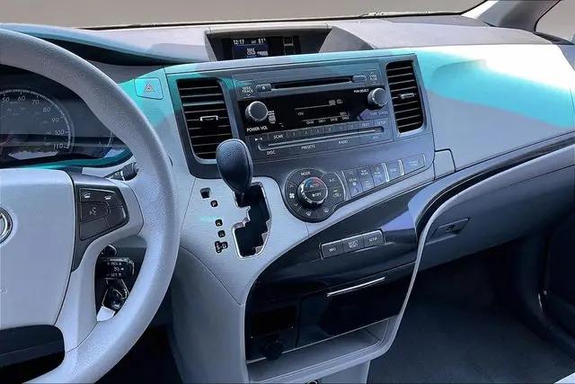 2013 Toyota Sienna LE V6 8 Passenger