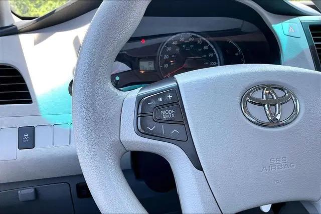 2013 Toyota Sienna LE V6 8 Passenger
