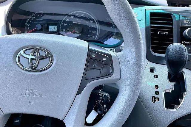2013 Toyota Sienna LE V6 8 Passenger