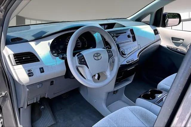 2013 Toyota Sienna LE V6 8 Passenger