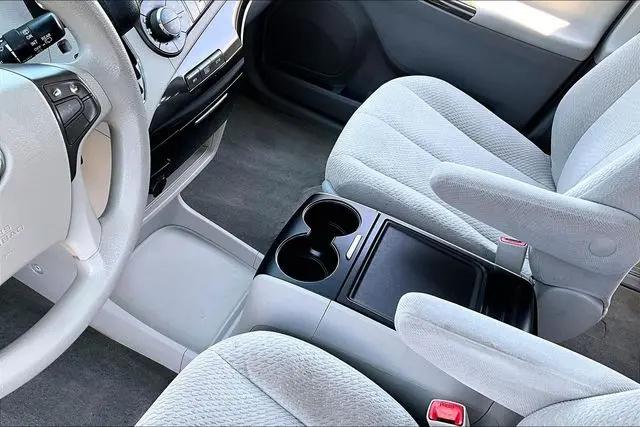 2013 Toyota Sienna LE V6 8 Passenger