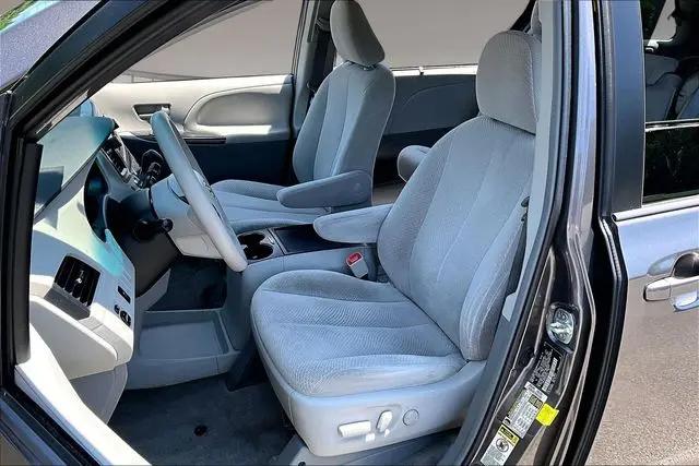 2013 Toyota Sienna LE V6 8 Passenger