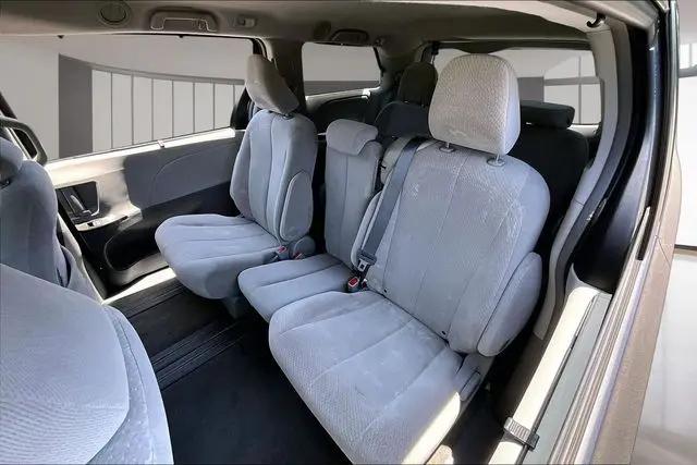 2013 Toyota Sienna LE V6 8 Passenger