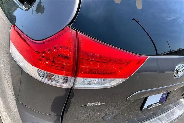 2013 Toyota Sienna LE V6 8 Passenger