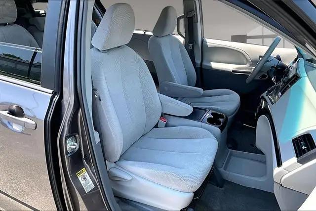 2013 Toyota Sienna LE V6 8 Passenger