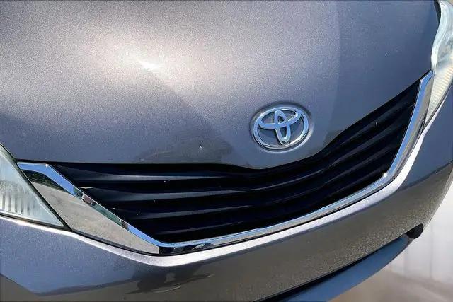 2013 Toyota Sienna LE V6 8 Passenger