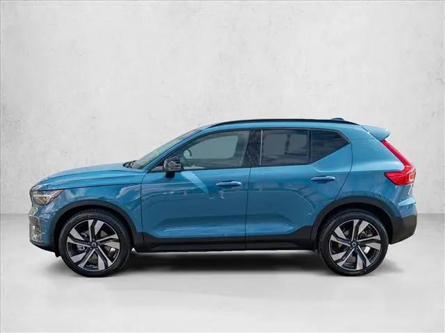 2023 Volvo XC40 B5 Ultimate Dark Theme