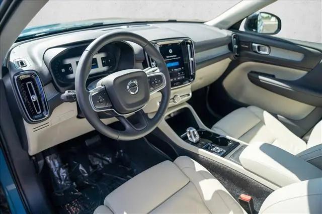 2023 Volvo XC40 B5 Ultimate Dark Theme