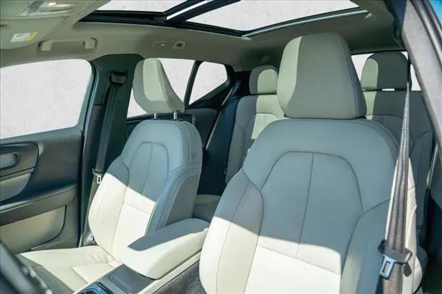 2023 Volvo XC40 B5 Ultimate Dark Theme