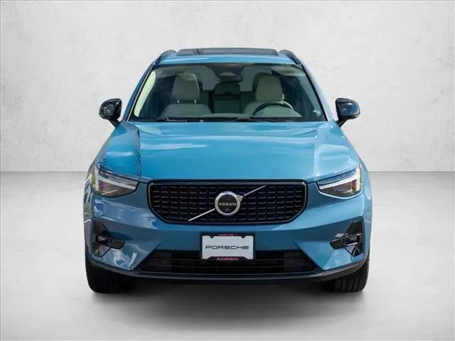 2023 Volvo XC40 B5 Ultimate Dark Theme