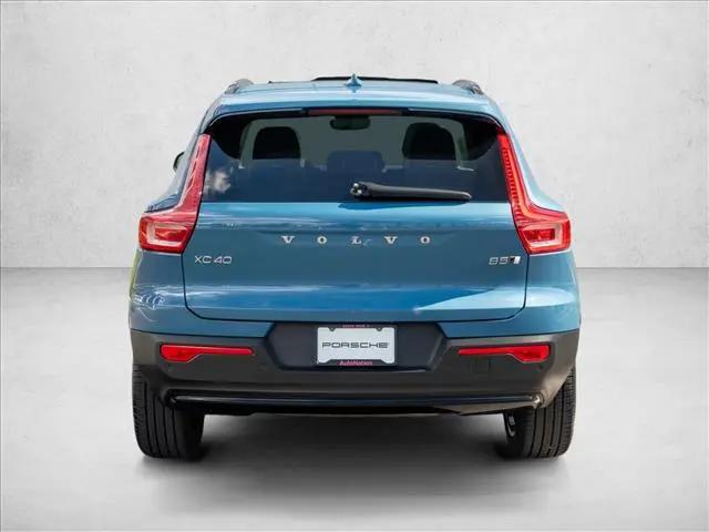 2023 Volvo XC40 B5 Ultimate Dark Theme