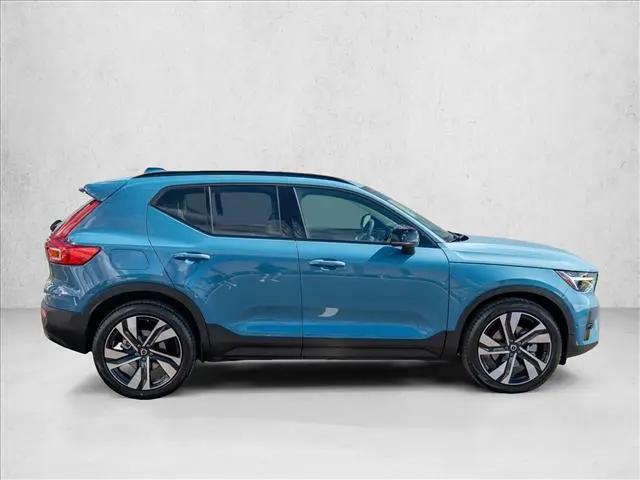 2023 Volvo XC40 B5 Ultimate Dark Theme
