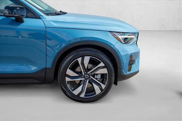 2023 Volvo XC40 B5 Ultimate Dark Theme