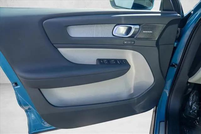 2023 Volvo XC40 B5 Ultimate Dark Theme