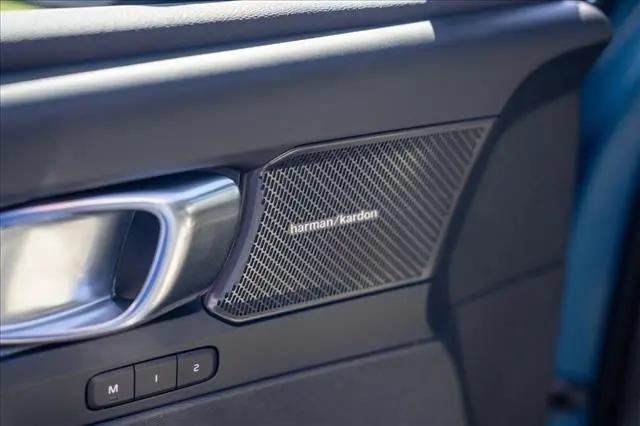 2023 Volvo XC40 B5 Ultimate Dark Theme