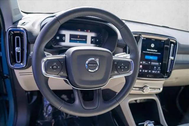 2023 Volvo XC40 B5 Ultimate Dark Theme