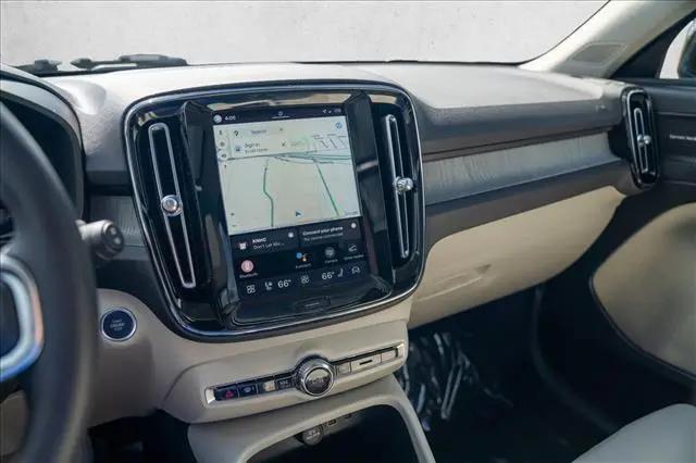 2023 Volvo XC40 B5 Ultimate Dark Theme