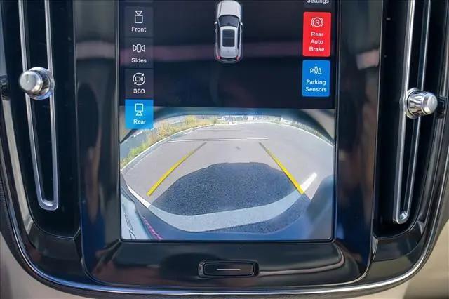 2023 Volvo XC40 B5 Ultimate Dark Theme