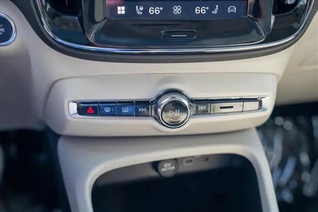 2023 Volvo XC40 B5 Ultimate Dark Theme