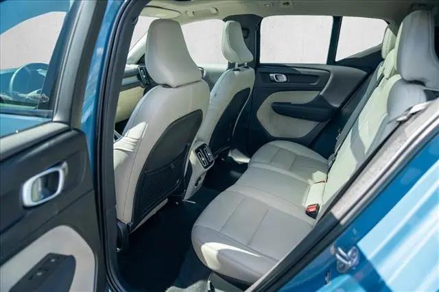 2023 Volvo XC40 B5 Ultimate Dark Theme