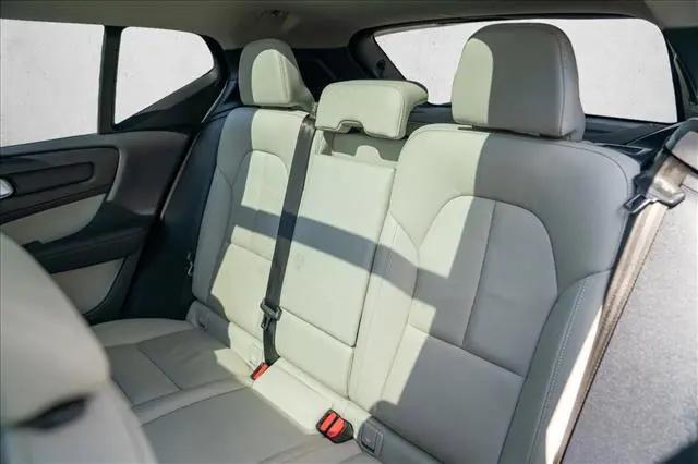 2023 Volvo XC40 B5 Ultimate Dark Theme