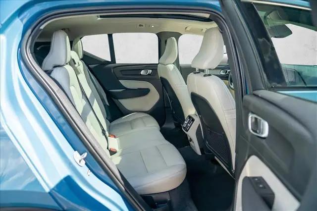 2023 Volvo XC40 B5 Ultimate Dark Theme