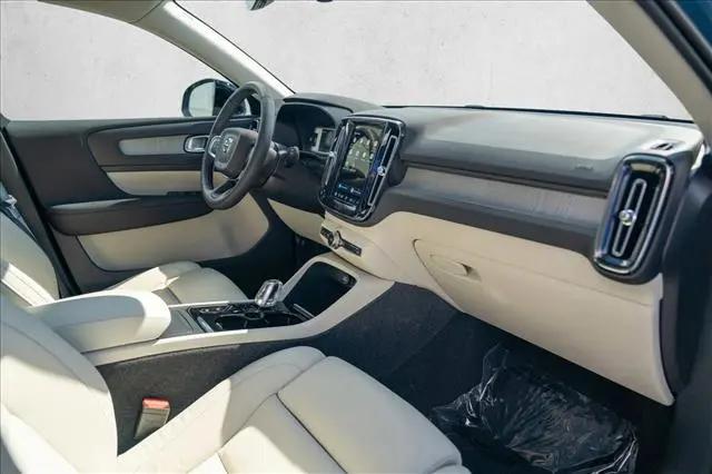 2023 Volvo XC40 B5 Ultimate Dark Theme