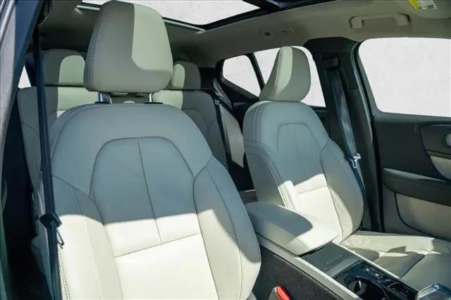 2023 Volvo XC40 B5 Ultimate Dark Theme