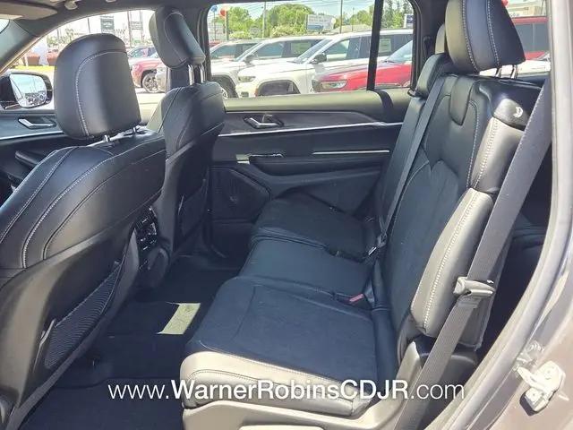 2026 Jeep Grand Cherokee L Altitude 4x2