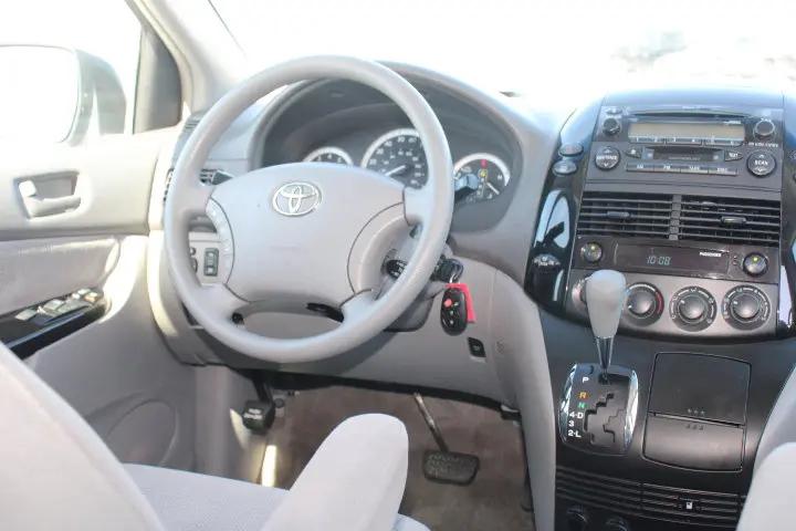 2005 Toyota Sienna LE