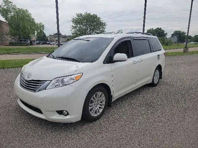 2017 Toyota Sienna XLE 8 Passenger