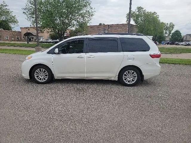 2017 Toyota Sienna XLE 8 Passenger