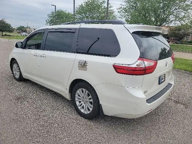 2017 Toyota Sienna XLE 8 Passenger
