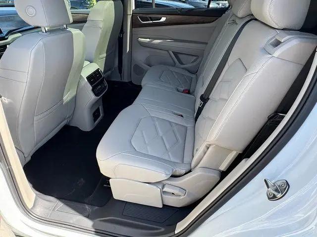 2026 Volkswagen Atlas SE with Technology