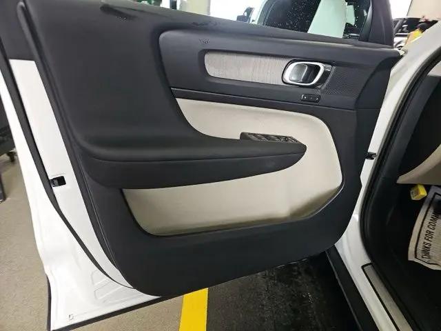 2023 Volvo XC40 B5 Plus Bright Theme