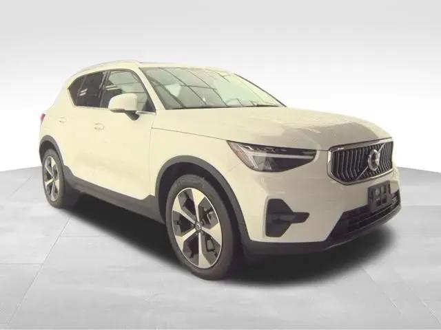 2023 Volvo XC40 B5 Plus Bright Theme