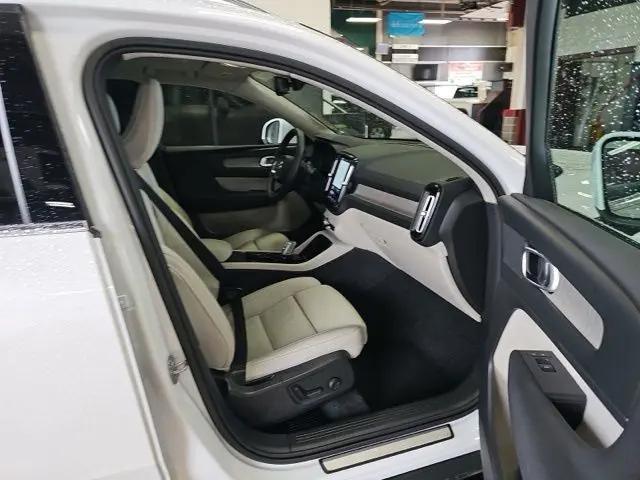 2023 Volvo XC40 B5 Plus Bright Theme