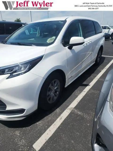 2021 Toyota Sienna LE for sale in Clarksville, IN