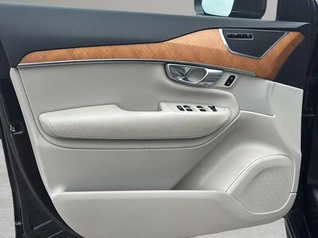 2021 Volvo XC90 T6 Momentum 6 Passenger